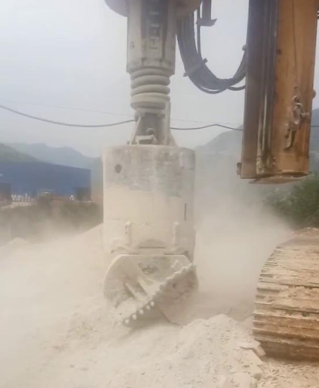 巫山县郑万高铁施工现场,旋挖钻机桩基施工视频